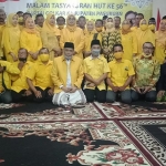 Para pengurus baru Partai Golkar Kabupaten Pasuruan foto bersama saat acara HUT ke-56 yang digelar di kediaman Ketua DPD yang baru, Rias Judikari Drastika, S.H., tepatnya di Desa Sumurwaru, Nguling, Pasuruan (21/10). foto: ist/ bangsaonline.com