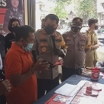 Kapolres Mojokerto AKBP Dony Alexander saat menunjukkan tersangka beserta barang bukti. (foto: ist)