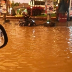 Kondisi jalan di timur perempatan Penceng Pacitan.