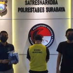 Tersangka saat diamankan Polrestabes Surabaya.