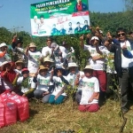 Pendiri RGS Indonesia Moh Khozin (tiga dari kanan) saat menggalang dukungan petani di Kota  Batu untuk pasangan Khofifah-Emil pada Pilgub Jatim 2018. Foto: Ist.