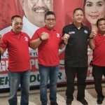 Sekjen PDIP Hasto Kristiyanto saat foto bersama Untari, Wisnu Wardhana serta Armuji.