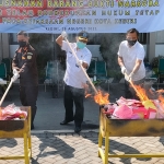 Kepala Kejaksaan Negeri Kota Kediri Sofyan Selle (dua dari kiri) saat membakar barang bukti bersama wakil dari Polres Kediri Kota, BNN Kota Kediri, dan Dinkes kota Kediri. foto: MUJI HARJITA/ BANGSAONLINE