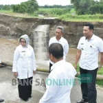 Wakil Bupati Jombang, Mundjidah Wahab, saat mengecek lokasi plengsengan dan jembatan ambrol di Desa/Kecamatan Bandar Kedungmulyo, Rabu (25/1) siang.
foto: ROMZA/ BANGSAONLINE