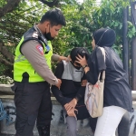 Petugas kepolisian saat menenangkan pelaku percobaan bunuh di Jembatan Bandar Lor. Foto: Ist.