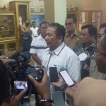  Bupati Jember Hendy Siswanto saat memberikan keterangan terkait progres pengerjaan jalan.