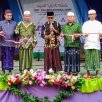 Pembukaan MHQ yang ditandai dengan pemotongan pita oleh Drs. Khalil Asy