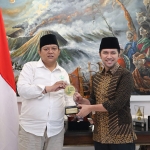 Emil Elestianto Dardak, Ketua DPD Partai Demokrat Jatim terpilih, bersama Didi Rosadi, wartawan BANGSAONLINE, dalam sebuah kesempatan, 29 Desember 2021 lalu. foto: ist.