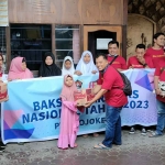 Para anggota PWI Mojokerto saat bersama para anak yatim.