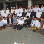 Gus Fahrur (duduk lesehan paling depan dan sisi tengah), bersama segenap Gus se-Jatim, usai memberikan dukungan ke Gus Ipul, Calon Gubernur Jatim nomer urut 2 di Pilkada Jatim 2018. Foto: Iwan I/BANGSAONLINE