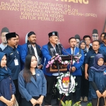 Ketua DPD Partai Nasdem Kabupaten Kediri Lutfi Mahmudiono saat menggelar jumpa pers bersama bacaleg usai menyerahkan berkas pendaftaran di kantor KPU. Foto: MUJI HARJITA/ BANGSAONLINE