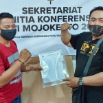 Ketua PWI Mojokerto Diak Eko Purwoto (kanan) mengambil formulir pendaftaran Calon Ketua PWI Mojokerto periode 2021-2024. Jurnalis yang telah malang melintang sejak 2013 ini bakal bersaing ketat dengan sedikitnya delapan kandidat lainnya. foto: YUDI EP/ BANGSAONLINE