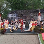 Para penari dari Bali Nata Bhuwana saat berada di Candi Tegowangi. Foto: Ist