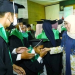 Gubernur Khofifah saat menyalami wisudawan Universitas Nahdlatul Ulama Blitar.