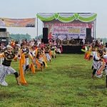 Atraksi tari remo menyambut kedatangan Bupati Ikfina di Lapangan Desa Betro. 