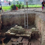 Proses ekskavasi Candi Gedog oleh BPCB Trowulan dibantu warga setempat.