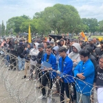 PJ Sekdakab Jember, Arief Tjahjono, saat menerima massa aksi yang tergabung dalam Pergerakan Mahasiswa Islam Indonesia atau PMII.