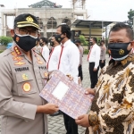 Kapolresta Sidoarjo Kombes Pol. Sumardji saat memberikan penghargaan.