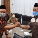 Abdul Qodir (kiri) ketika bersama Bupati Terpilih Fandi Akhmad Yani. (foto: SYUHUD/ BANGSAONLINE)