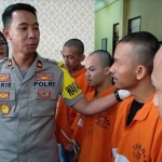 Wakapolres Malang Kota Kompol Ari Trestiawan saat menanyai salah satu tersangka terkait peredaran dan penjualannya di wilayah Malang. foto: IWAN IRAWAN/ BANGSAONLINE