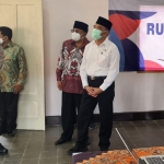 Menko PMK Muhadjir Effendy (dua dari kanan) didampingi Wali Kota Blitar Santoso (tiga dari kanan) meninjau tempat Isoter di Asrama Universitas Negeri Malang di Blitar.