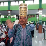 Abdul Rahman saat menunjukkan topi langkanya.