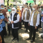 Bupati Hendy mendampingi Gubernur Khofifah bersama Kadindik Jatim Wahid Wahyudi saat tiba di SMKN 5 Jember.