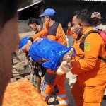 Tim SAR Gabungan sedang membawa jenazah korban ke rumah duka.