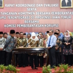 Gubernur Jatim, Khofifah Indar Parawansa menandatangani komitmen bersama pemberantasan korupsi terintegrasi di Jatim bersama KPK RI. Hadir dalam kesempatan itu Wakil Ketua KPK RI, Alexander Marwata, Ketua DPRD Jatim, Abdul Halim Iskandar dan seluruh kepala daerah se Jatim. foto: ist