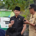 Wabup Arifin meninjau layanan di kantor Dinas Kependudukan dan Catatan Sipil. foto: HERMAN/ BANGSAONLINE