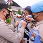 Kapolres Kediri, AKBP Agung Setyo Nugroho, saat menyematkan pita ke personel dinas perhubungan yang mengikuti Operasi Zebra Semeru 2022. Foto: Ist.