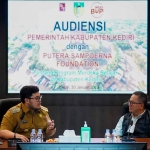 Bupati Kediri, Hanindhito Himawan Pramana, saat bersama Senior Director Putera Sampoerna Foundation, Elan Merdy. Foto: Ist