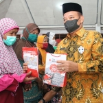 Bupati Fadeli saat menyerahkan bantuan sembako. (foto: ist)