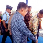 Wapres RI Jusuf Kalla saat menghadiri peletakan batu pertama Proyek Umbulan. foto: HABIBI/ BANGSAONLINE