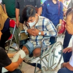 Bupati Jember, Hendy Siswanto, saat menyerahkan bantuan kepada penyandang disabilitas.