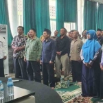 Dipimpin Yuda, para mantan ASN ikrar dan deklarasi dukung Mubarok dalam acara Silaturahim Mantan Abdi Negara di Guest House Universitas KH Abdul Chalim Bendunganjati Pacet Mojokerto, Kamis (29/8/2024). Foto: bangsaonline