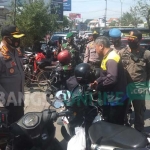 Pria berjaket hitam-kuning saat dihentikan petugas karena tidak memakai masker. Ia langsung disidang dan dikenakan denda Rp 200 ribu hingga pingsan di depan hakim.