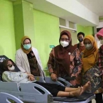 Wabup Aminatun Habibah, didampingi Kadinkes Mukhibatul Khusnah menjenguk Deby Fadhilah di RSUD Ibnu Sina. FOTO: SYUHUD/BANGSAONLINE.com