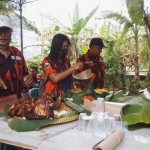 Pengurus Pemuda Pancasila Ranting Dukuh Pakis menggelar tumpengan saat peresmian posko.