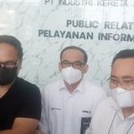 Wamen II BUMN Kartika Wirjoadmodjo (kiri)  sedang menjelaskan tentang kehadirannya di PT INKA Madiun.