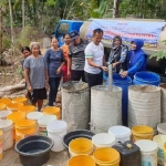 Kegiatan bagi air bersih yang dilakukan Partai Demokrat.