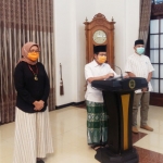 Bupati beserta Wakil Bupati Lumajang saat menyampaikan lonjakan pasien positif Covid-19, Minggu (26/4).