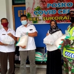 Petugas siap menyalurkan bantuan untuk warga. foto: ist.