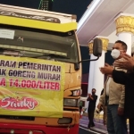 Gubernur Jatim Khofifah saat melepas truk minyak ke berbagai kabupaten/kota. foto: DEVI FITRI AFRIYANTI/BANGSAONLINE