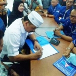 Gus Syaf mengisi formulir pendaftaran bakal calon Gubernur Jatim dari Partai Demokrat. foto: DIDI ROSADI/ BANGSAONLINE