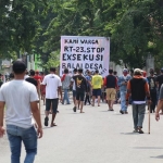 Tampak ratusan warga siaga di lima akses batas menuju Desa Kemiri dengan bersenjatakan bambu runcing. (foto: ist)