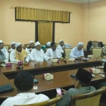 Ulama Sampang saat menyampaikan pernyataan sikap di Gedung DPRD setempat.