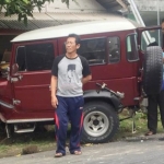 Mobil Jip tampak ringsek bagian depannya usai menabrak pohon.