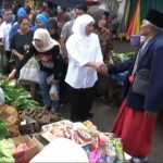 Khofifah menyalami pedagang di Pasar Kebalen, Malang. foto: Tuhu/ bangsaonline.com 