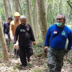 Dari depan: Koordinator ARPLH Kediri dr. Ari Purnomo Adi, Beny Prastya (Tim ARPLH), dan Kades Wonorejo Agus, saat meninjau bakal lokasi Kebun Pusat Ficus Nasional di kawasan Sumber Air Bulu Desa Wonorejo, Kecamatan Wates, Kabupaten Kediri. (foto: MUJI HARJITA/ BANGSAONLINE)